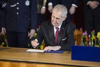 Tohle není Milošův podpis, říká muž, který zná Zemana 30 let - Seznam Zprávy